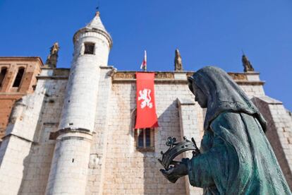 Estatua de la reina Juana de Castilla en Tordesillas (Valladolid).