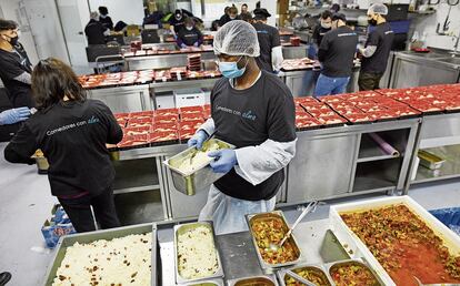 Voluntarios de La Caixa preparan comida para los comedores sociales impulsados por la fundación.