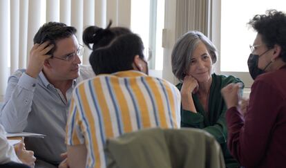 compositor mexicano, Antonio Juan-Marcos y Mónica Lavín en una reunión de la producción de 'La sed de los cometas', una ópera sobre Sor Juana Inés de la Cruz