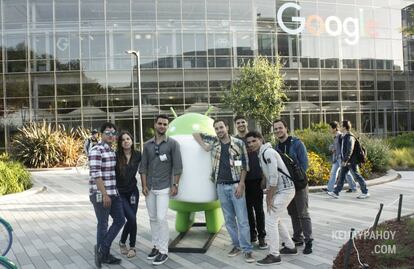 Santana, León y Hernández, en la sede de Google, junto a empleados cubanos.