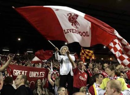 Aficionados del Liverpool en la grada de Anfield.