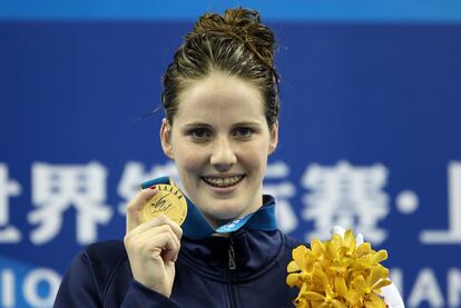 Melissa Franklin, con su medalla de oro en los 200m espalda.