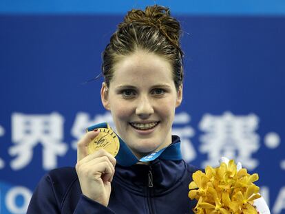Melissa Franklin, con su medalla de oro en los 200m espalda.