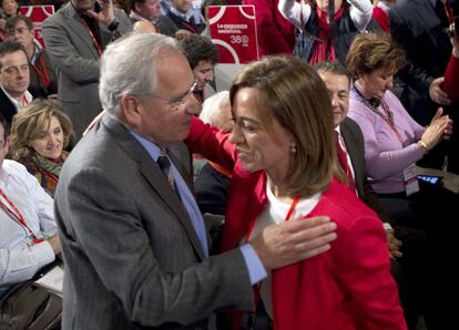 La candidata a liderar el PSOE, Carme Chacón, saluda a Alfonso Guerra a su llegada al plenario del 38 Congreso del partido.