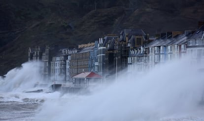Las olas causadas por 'Eunice' rompen sobre el paseo marítimo de Aberystwyth en Gales. Más de 120.000 hogares ya se encuentran sin electricidad.