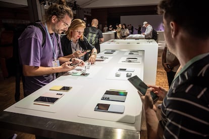 Invitados durante el evento Samsung Galaxy 2024 Unpacked para presentar la próxima generación de teléfonos Galaxy y dispositivos con Inteligencia Artificial (IA) en el recinto del Carrousel du Louvre en París, el 10 de julio de 2024.