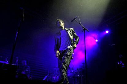 Grantley Marshall, <i>Daddy G</i>, uno de los dos miembros de Massive Attack, durante el concierto de ayer en el Palacio Vistalegre.