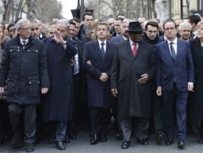 Dirigentes de todo el mundo acompañan a Hollande al frente de la marcha.
 