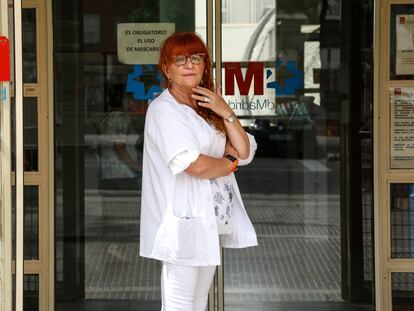 Marisa Fernández posa en la puerta del centro de salud Rafael Alberti, en Vallecas.