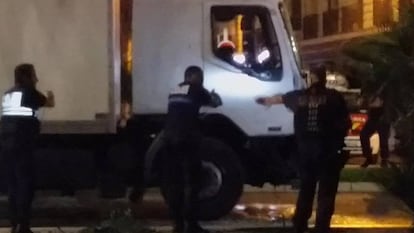 Agentes de la policía francesa se acercan a la cabina del camión tras arrollar a una multitud en Niza.