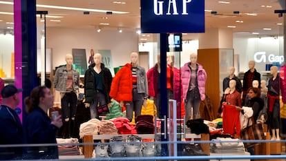 Una mujer compra en una tienda Gap en el King of Prussia Mall en King of Prussia, Pensilvania, en una imagen de archivo.