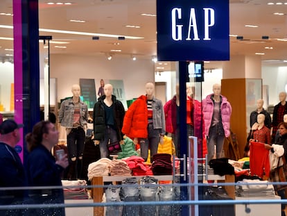 Una mujer compra en una tienda Gap en el King of Prussia Mall en King of Prussia, Pensilvania, en una imagen de archivo.