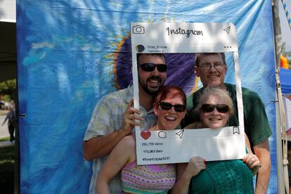 Un grupo posa para una foto en Carbondale, Illinois, el 20 de agosto.  