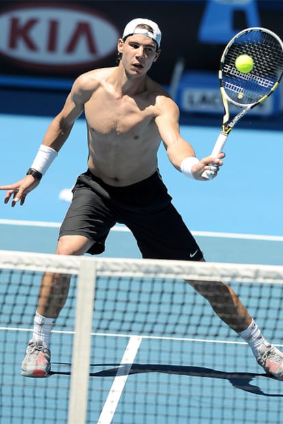 Nadal entrena en la pista de Melbourne.