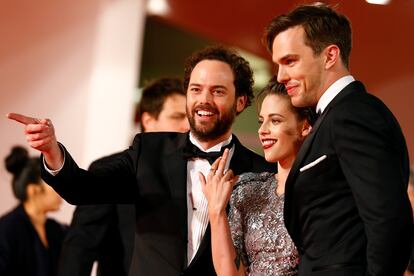 Kristen Stewart junto a Nicholas Hoult y el director Drake Doremus.