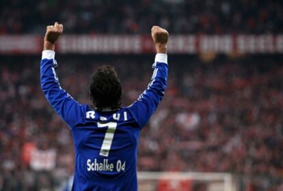 Raúl celebra el pase a la final de Copa con el Schalke.