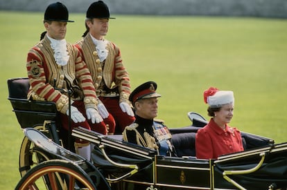 Paul Burrell (detrás, a la izquierda) junto a Isabel II y Felipe de Edimburgo, el 26 de mayo de 1987 en una visita de estado de la monarca y su esposo a la República Federal Alemana.