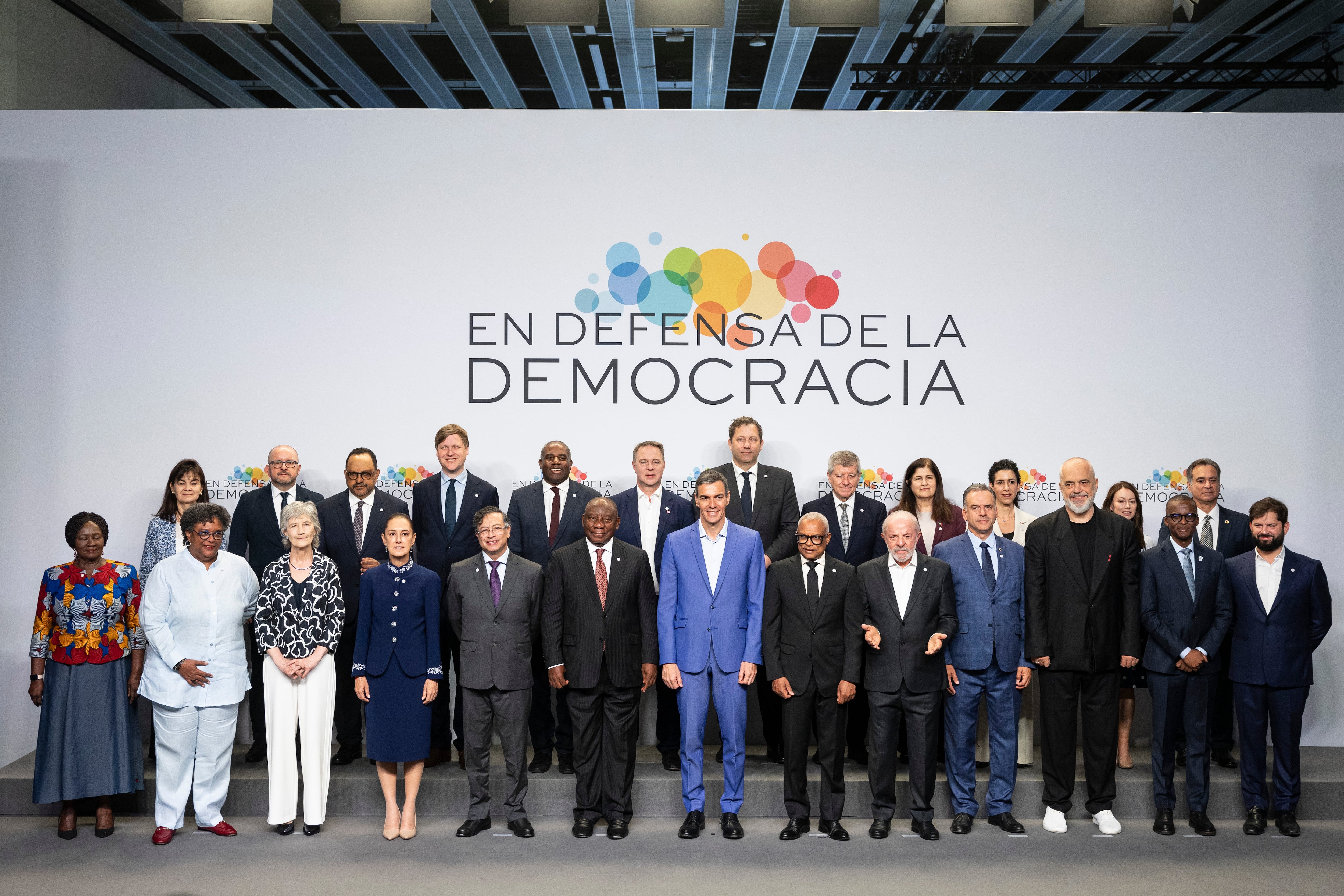 El presidente del Gobierno Español Pedro Sánchez posa junto a los líderes progresistas de varios paises, este sábado en Barcelona. 