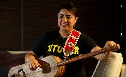 Asmâa Hamzaoui, con su guembri, el miércoles en la Casa Árabe de Madrid.