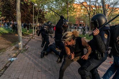 Protesta por la presencia de Vox en la plaza de la Constitución en Vallecas, este miércoles.