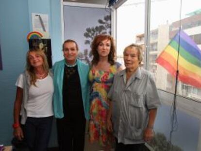 Represaliados por el franquismo celebran su indemnización en 2010 con la presidenta de las transexuales Mar Cambrollé.