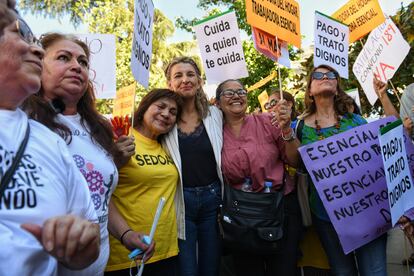 La vicepresidenta y ministra de Trabajo, Yolanda Díaz, con las empleadas domésticas, el jueves en el Congreso.