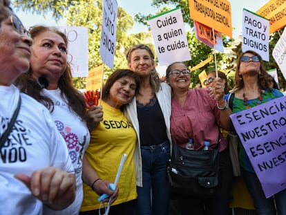 La vicepresidenta y ministra de Trabajo, Yolanda Díaz, con las empleadas domésticas, el jueves en el Congreso.