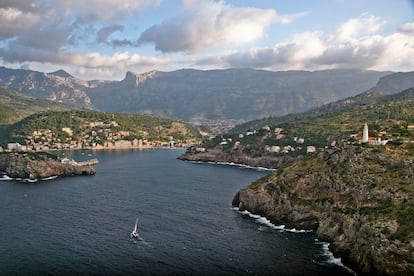 Vista aérea de las costas del Puerto de Sóller en Mallorca (Islas Baleares).