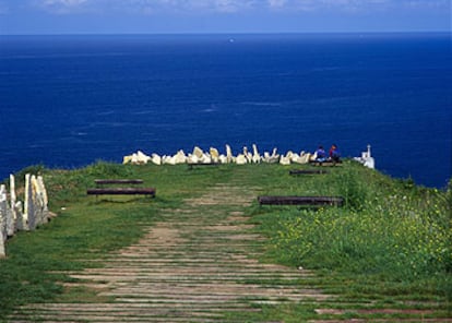 Mirador de la ermita del Espíritu Santo, en la desembocadura del río Nalón, en la costa de Asturias.