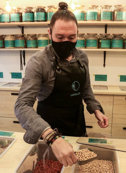 Iván Garzón, de Oats & Co, una tienda a granel del Mercado de Barceló (Madrid), maneja el concepto de proximidad: “Trabajamos con mucho producto de proximidad, la gente nos suele pedir legumbres de cercanía y ecológicas, aunque también traemos quinoa de Bolivia y arroz basmati de Pakistán, porque aquí no hay producción”.