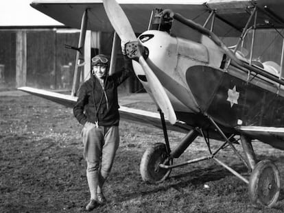 Amy Johnson (1903-1941), frente a Gipsy Moth justo antes de emprender un vuelo en solitario de 19 días a Australia.