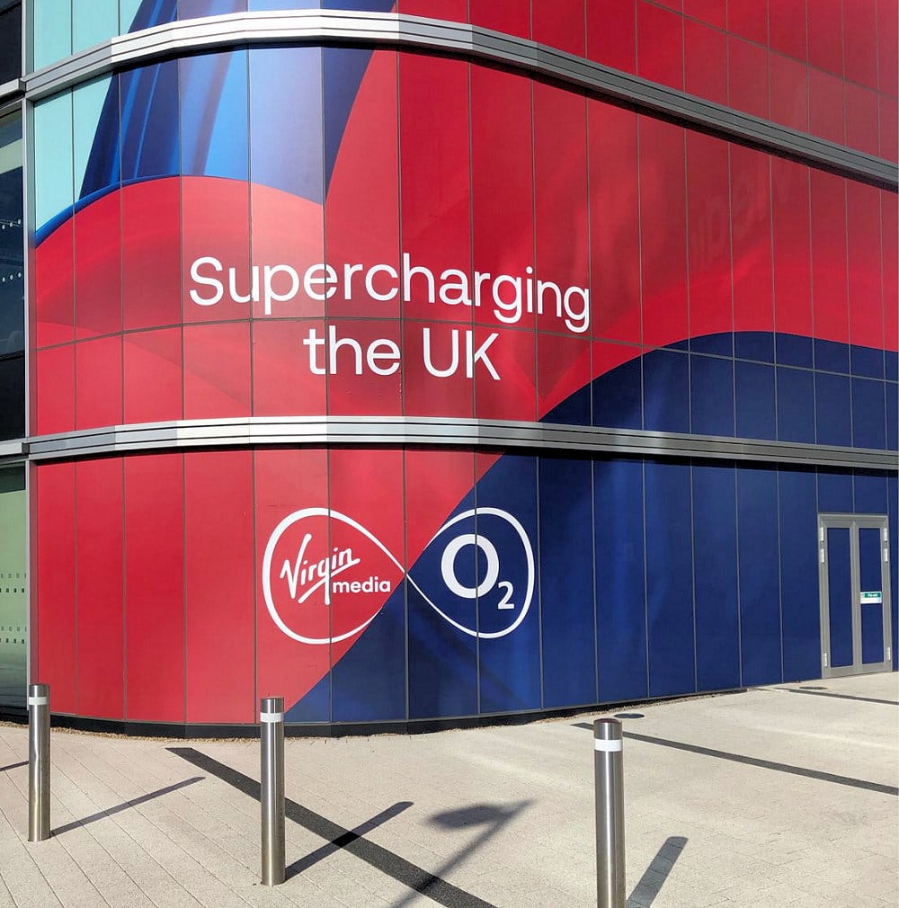 Logo de Virgin Media O2 en eun edificio en Reino Unido.
