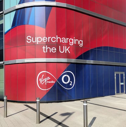 Logo de Virgin Media O2 en un edificio en Reino Unido.