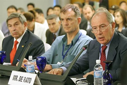 Rodrigo Rato, en una rueda de prensa en la asamblea anual de gobernadores del Fondo Monetario Internacional.