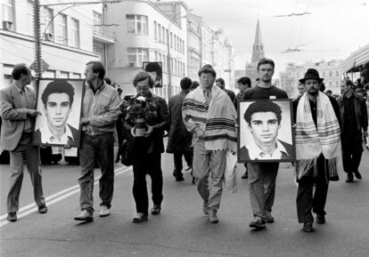Moscú, 25.08.1991. De camino a la manifestación, portando retratos de Ilia Krichevski, abatido de un tiro cinco días antes.