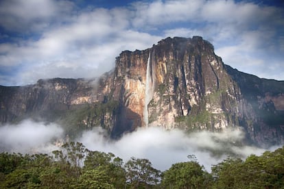 El Salto Ángel es la caída de agua más alta del mundo, ya que mide casi un kilómetro (979 metros). El agua cae desde Auyan-tepui: un tepuy es una clase de meseta que data del Precámbrico, abrupta, con paredes verticales y una cima muy plana. La catarata tiene mayor caudal entre junio y diciembre, se encuentra en pleno Parque Nacional Canaima e inspiró la selva ficticia de la película de animación de Pixar 'Up'.