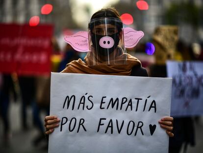 Una manifestante antiespecista sostiene un cartel que dice "Más empatía, por favor", durante una protesta en Buenos Aires.