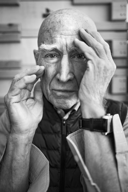 El fotógrafo Sebastião Salgado, en 2024, fotografiado por Gérard-Philippe Mabillard en París (Francia).