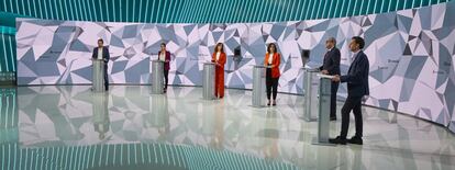 Los candidatos a la presidencia, desde la izquierda, Pablo Iglesias, Rocío Monasterio, Mónica García, Isabel Díaz Ayuso, Ángel Gabilondo y Edmundo Bal, en sus atriles. 