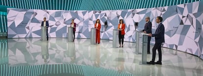 Los candidatos a la presidencia, desde la izquierda, Pablo Iglesias, Rocío Monasterio, Mónica García, Isabel Díaz Ayuso, Ángel Gabilondo y Edmundo Bal, en sus atriles.