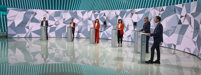 Los candidatos a la presidencia, desde la izquierda, Pablo Iglesias, Rocío Monasterio, Mónica García, Isabel Díaz Ayuso, Ángel Gabilondo y Edmundo Bal, en sus atriles. 