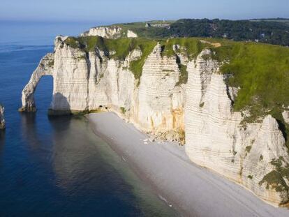 Acantilados de Étretat, en la costa de Normandía (Francia).