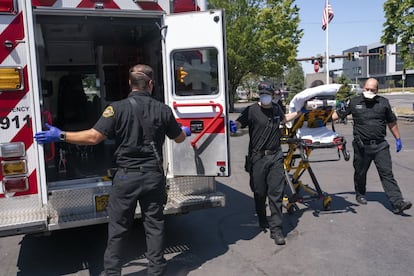 La población sin hogar está siendo la más afectada por la ola de calor en Estados Unidos. En la imagen, un grupo de auxiliares sanitarios de Salem, Oregón, traslada en camilla a un hombre que se desmayó por las altas temperaturas.