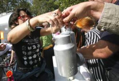 Una mujer distribuye leche gratis en Pars (Francia) durante una manifestacin en 2009. EFE/Archivo