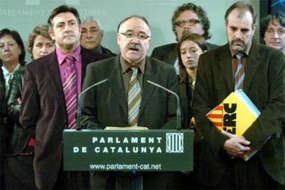 Josep Lluís Carod-Rovira, Joan Puigcercós (izquierda) y Joan Ridao, durante la rueda de prensa ofrecida en el Parlamento catalán.
