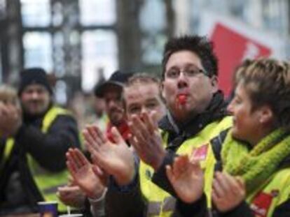 Empleados de Amazon se manifiestan durante huelga convocada en el centro log&iacute;stico de Amazon, en Bad Hersfeld (Alemania) ayer lunes 25 de noviembre de 2013. 