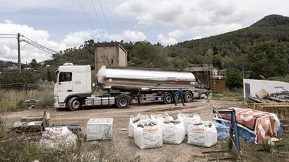 En la imagen, un camión cisterna descarga agua potable en el municipio de Vallirana (Baix Llobregat).