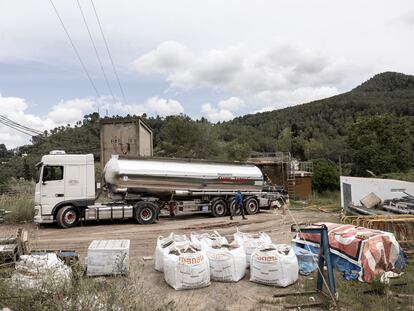 En la imagen, un camión cisterna descarga agua potable en el municipio de Vallirana (Baix Llobregat).