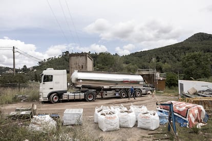 En la imagen, un camión cisterna descarga agua potable en el municipio de Vallirana (Baix Llobregat).