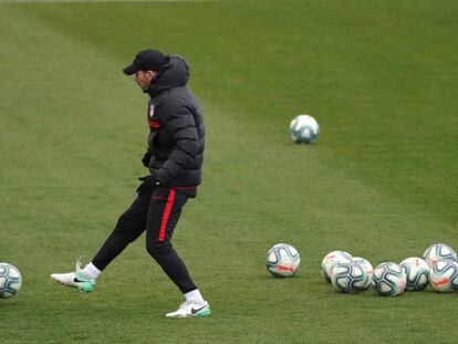 Simeone durante un entrenamiento del Atlético de Madrid en el Cerro del Espino de Majadahonda.